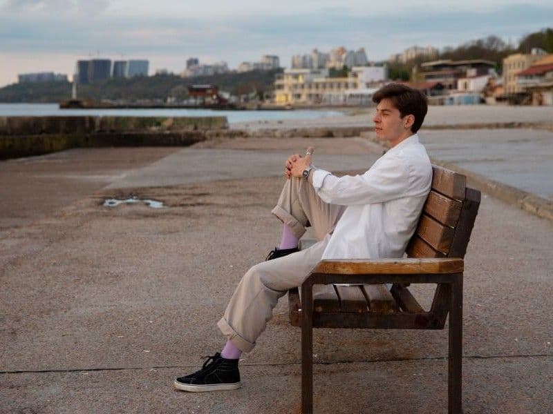 Chico asocial sentado solo