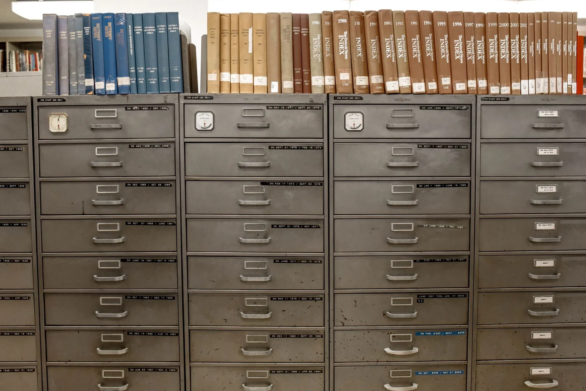 Archivero metálico con expedientes ordenados, imagen del resguardo de los datos personales del paciente.