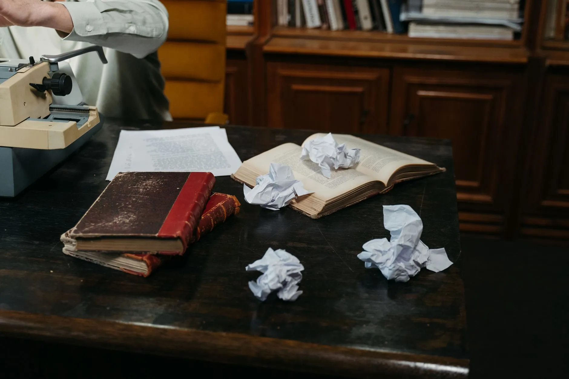 Escritorio con papeles arrugados que representa los errores frecuentes al redactar notas SOAP.