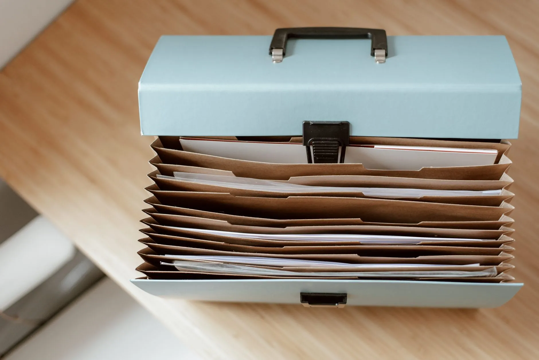 Carpetas y documentos ordenados sobre un escritorio para comparar los formatos SOAP, PSOAP y DAP.