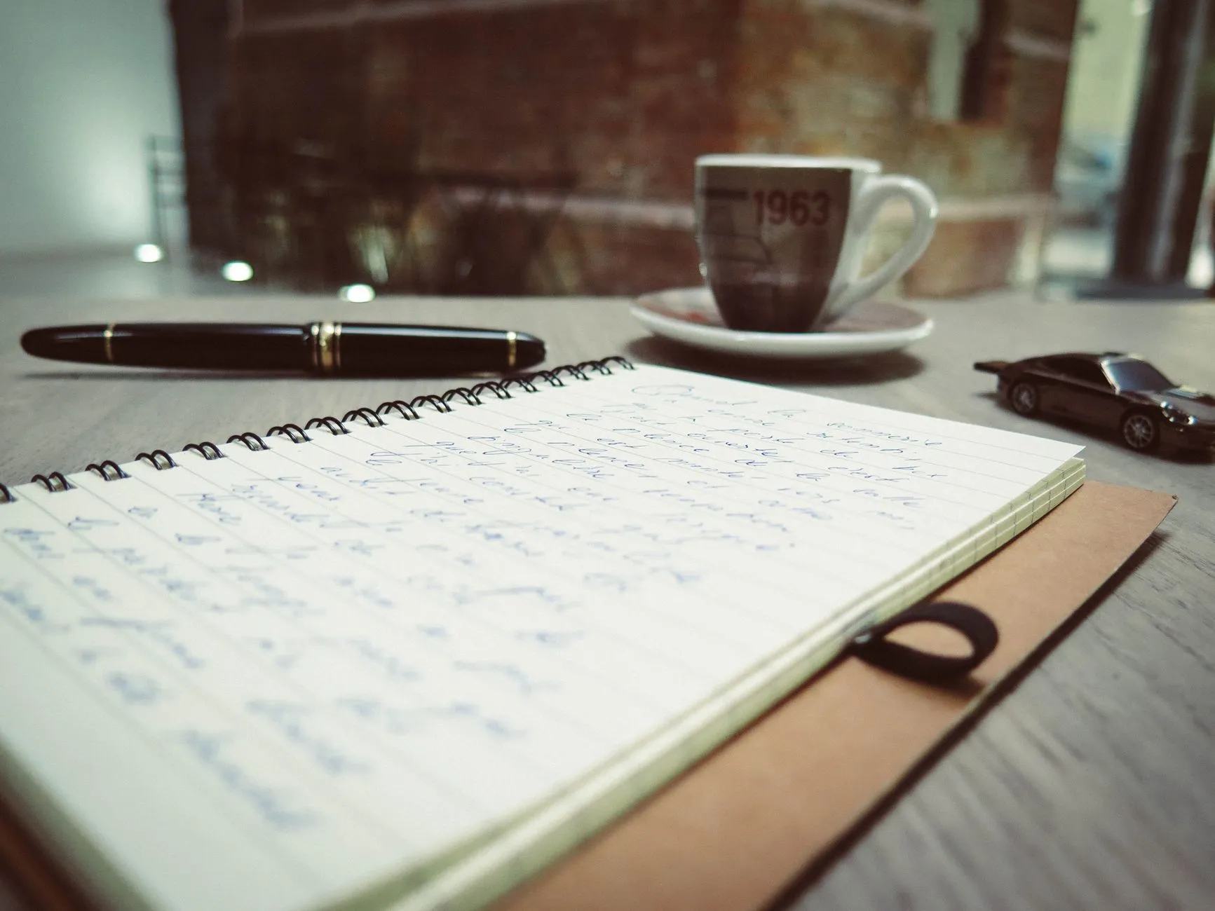 Cuaderno con notas estructuradas y pluma sobre un escritorio, como las cuatro secciones del formato SOAP.