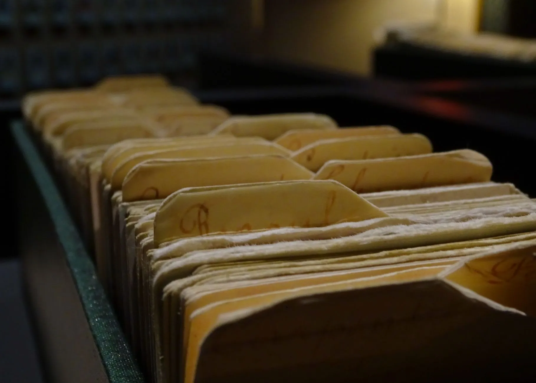 Carpetas de expedientes clínicos archivadas en fila, listas para su conservación.