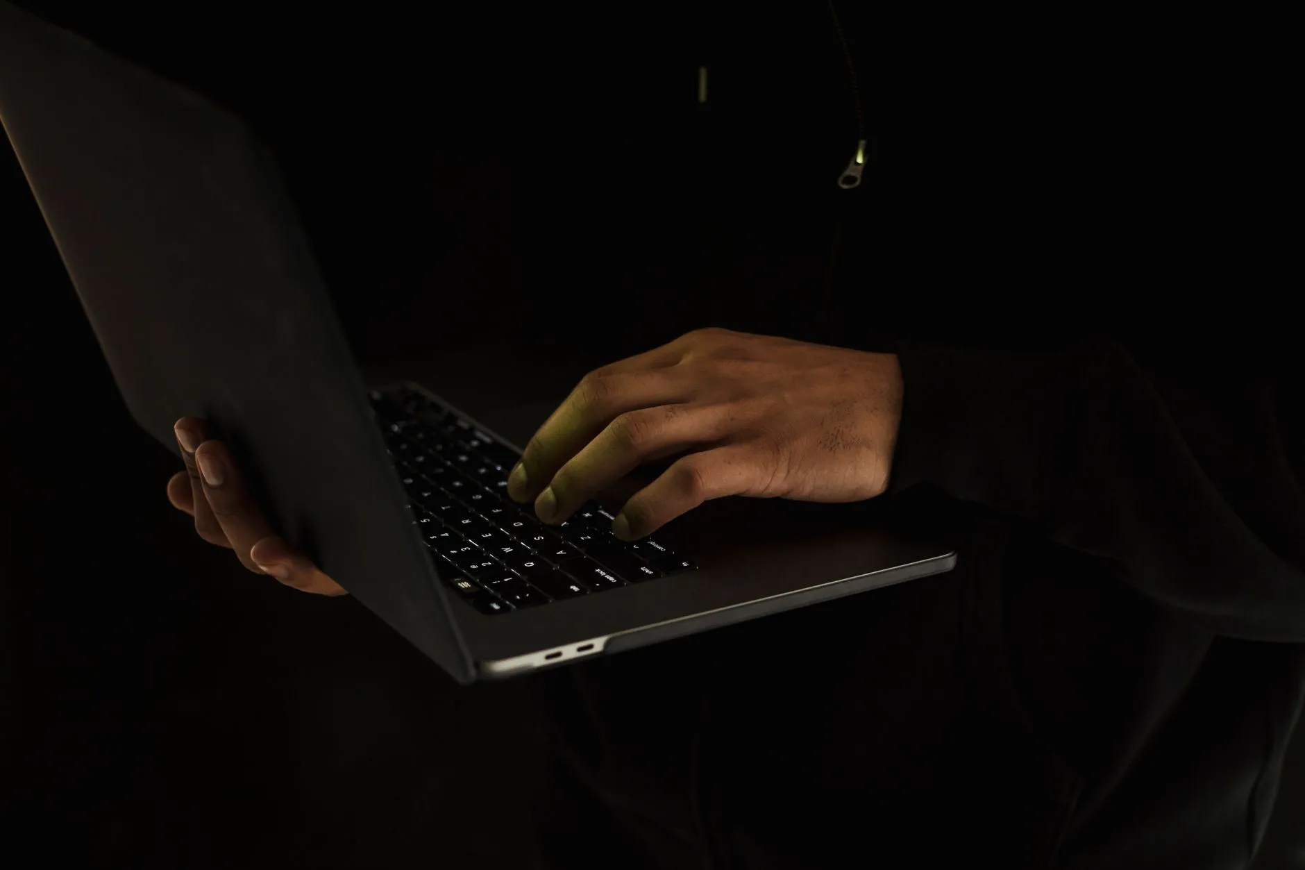 Profesional gestionando informes psicológicos de forma segura en una laptop.