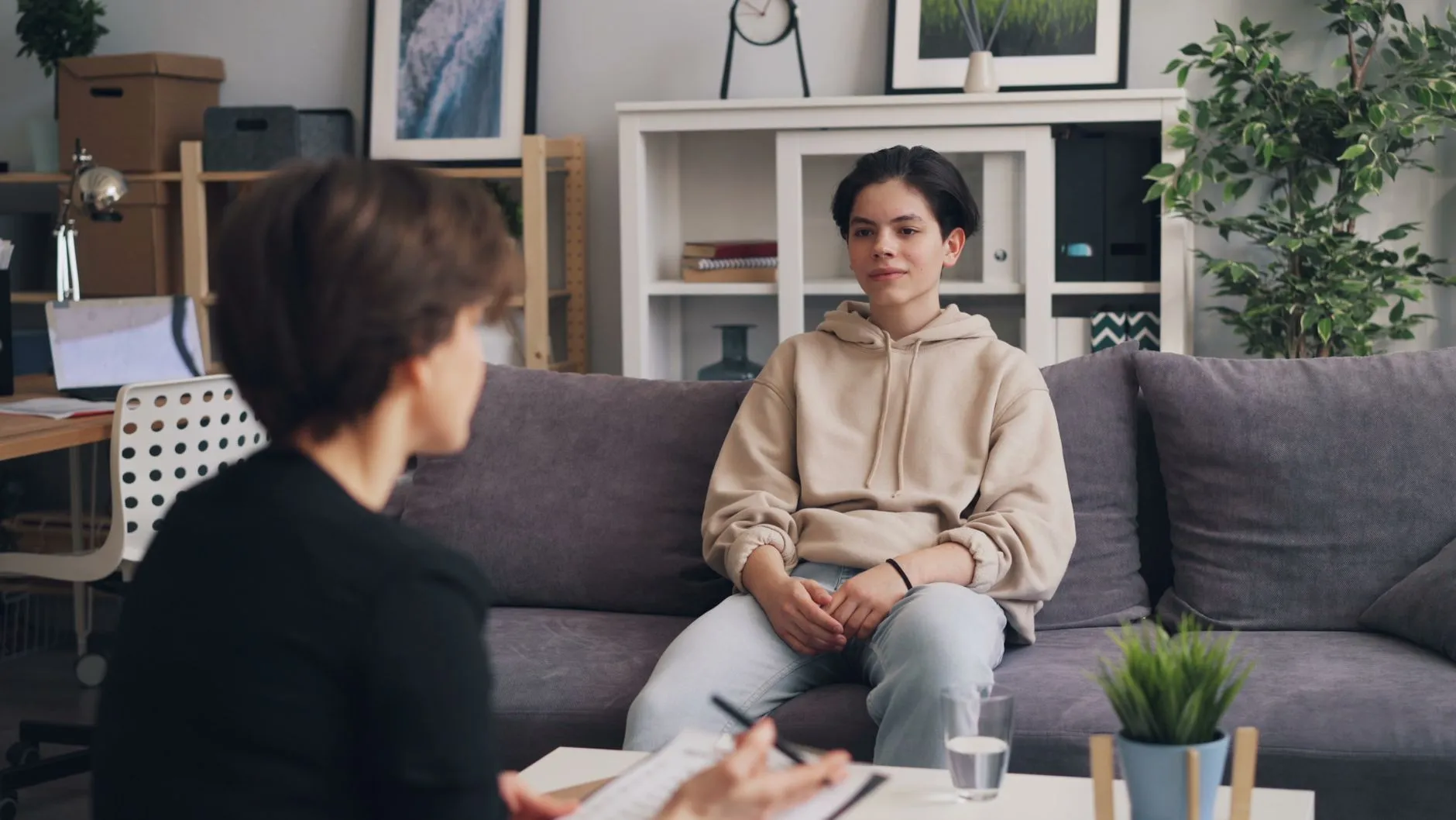Psicóloga platica con un adolescente en consulta, ejemplo de una especialidad clara en marketing para psicólogos.