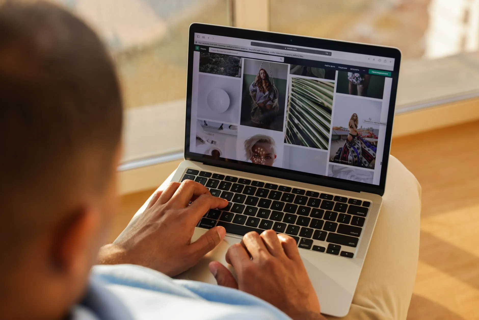 Persona buscando en su laptop información sobre un psicólogo antes de agendar una cita.