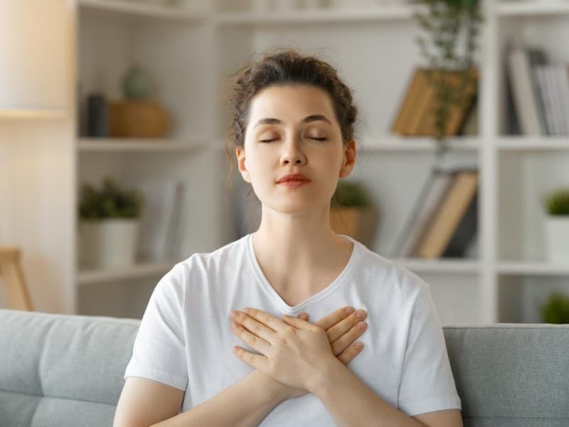 Mujer haciendo técnicas de respiración