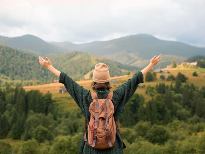 Mujer viajera que sale de zona de confort