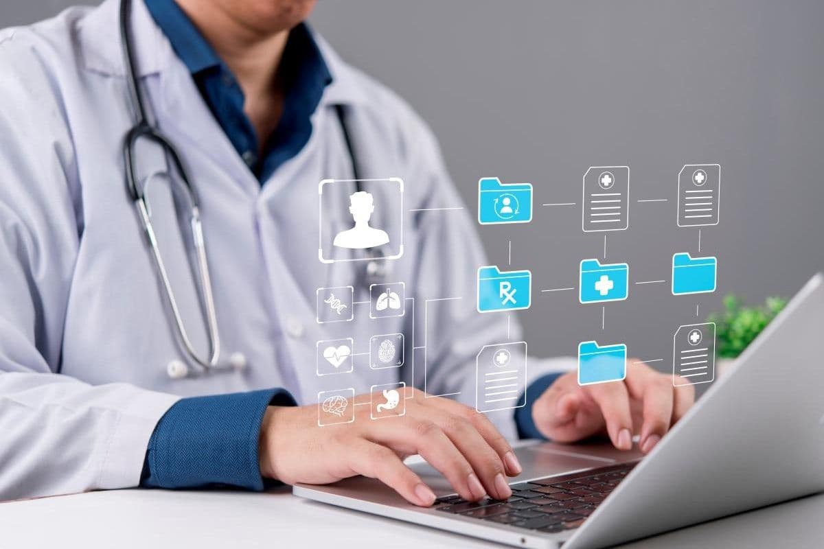 Profesional de salud que revisa la normativa NOM-004