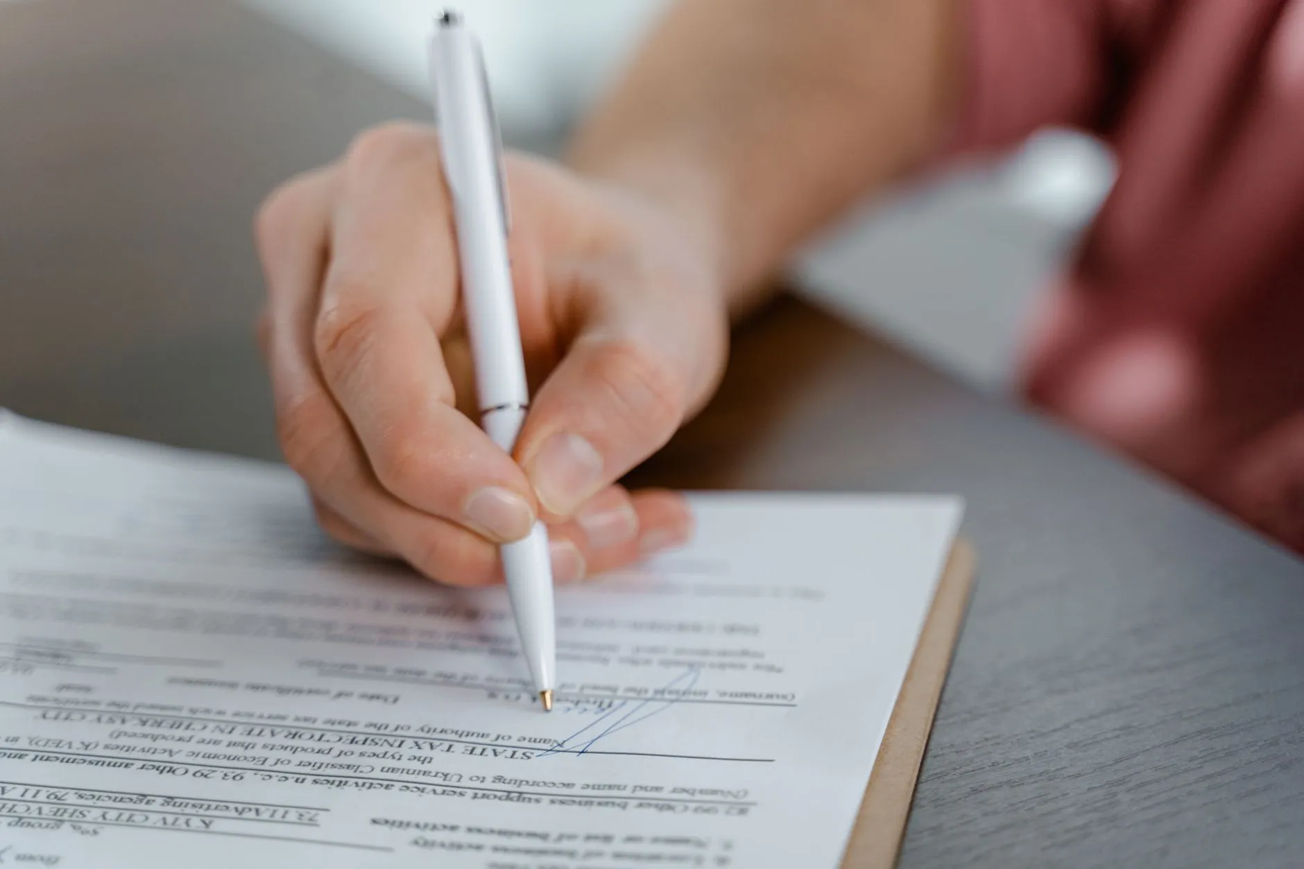 Profesional firmando un documento clínico, como pide la NOM-004 para cada nota de evolución.