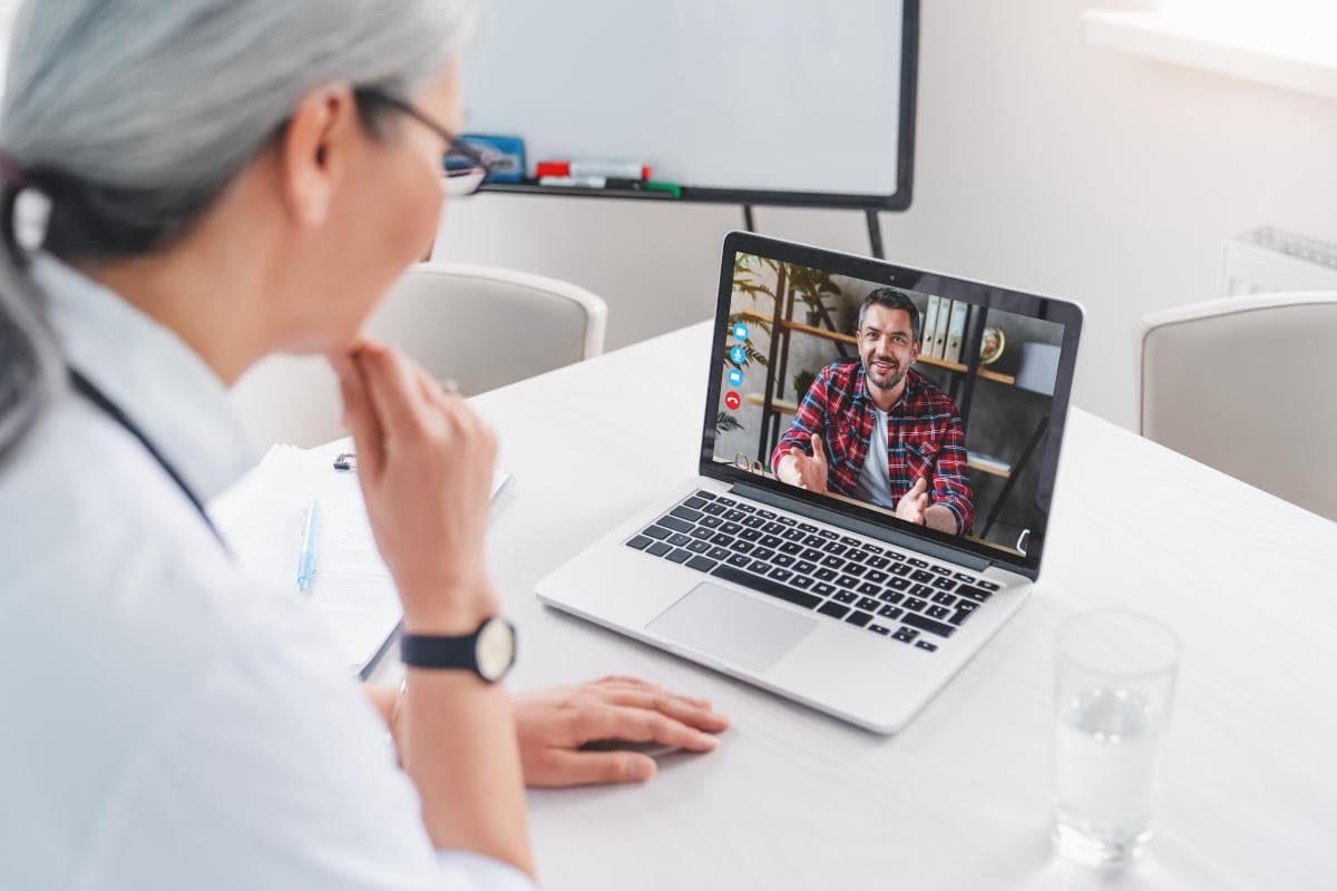 Terapeuta usando un software para psicólogos para atender a su paciente online.