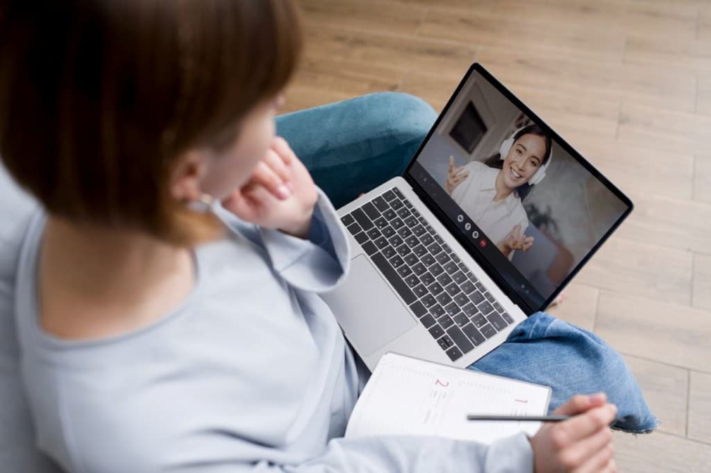 Paciente en una sesión de terapia online con una psicóloga en México