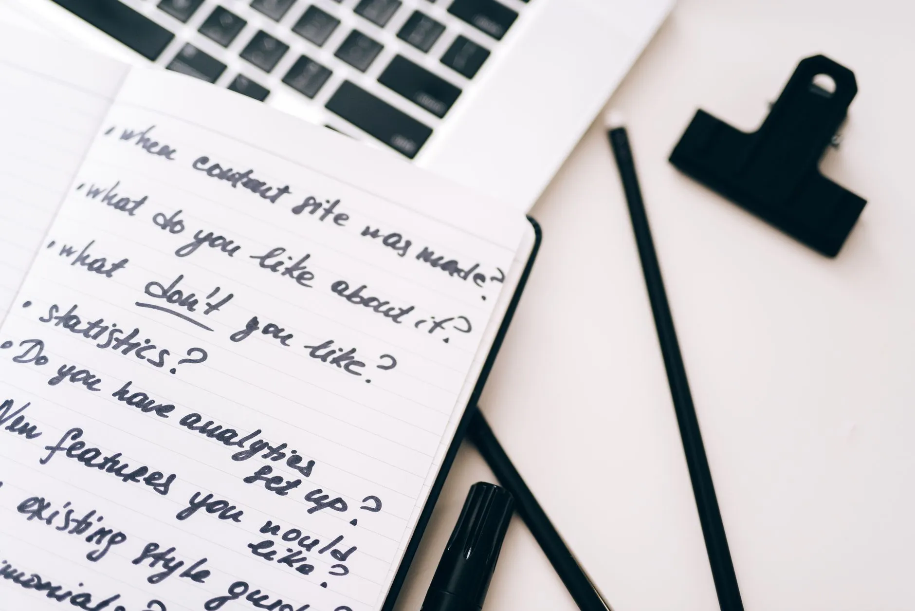 Libreta con notas manuscritas junto a una laptop, como el registro de un acompañamiento psicológico en el expediente.