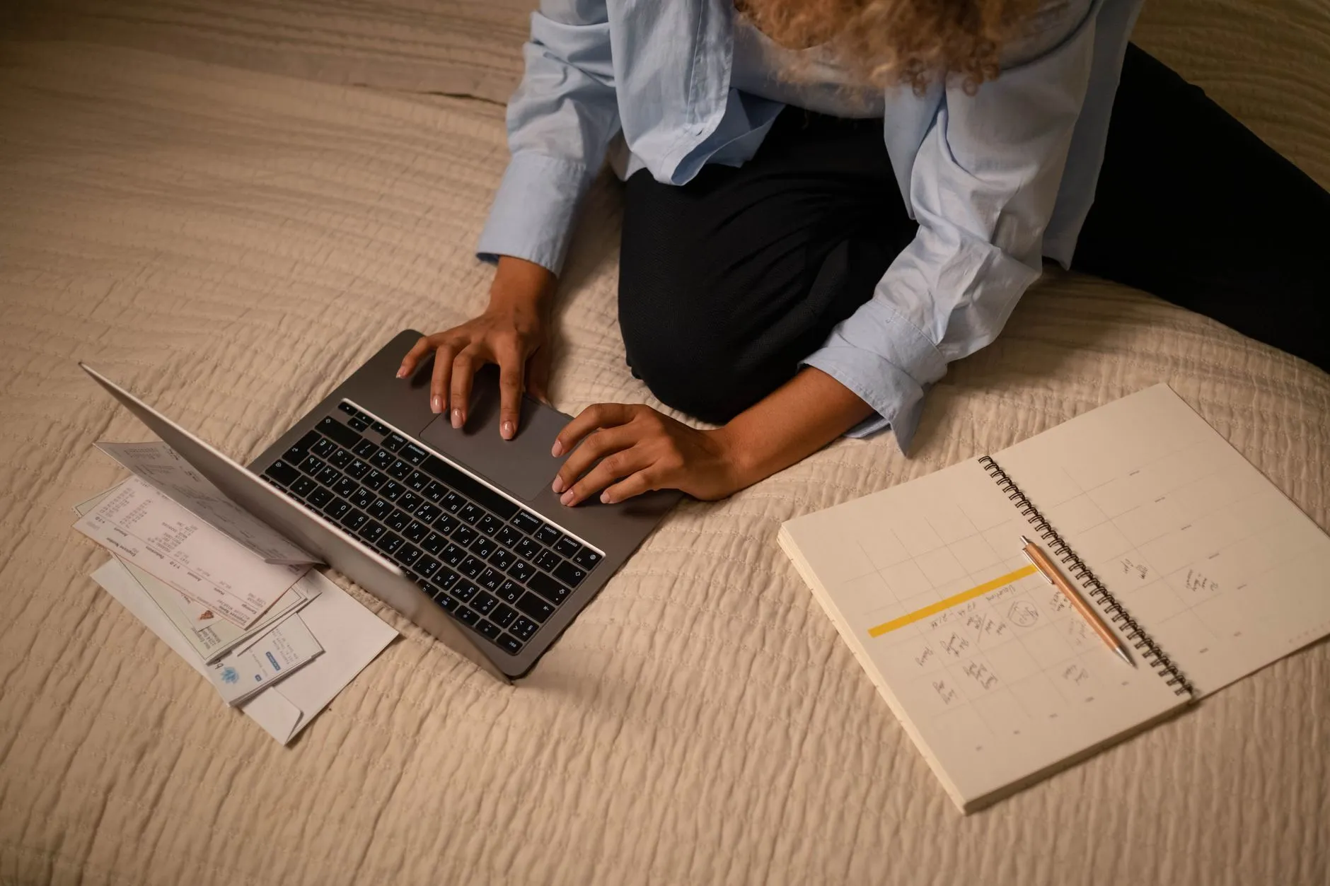 Terapeuta organizando su agenda y expediente clínico en una laptop desde casa.