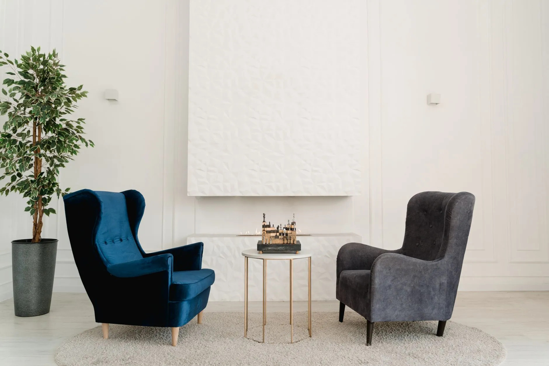 Consultorio psicológico en casa con dos sillones cómodos y un ambiente cálido y privado.