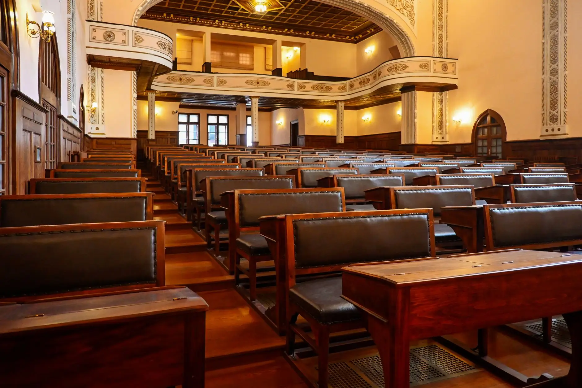 Aula universitaria antigua de madera, donde se formaron las principales corrientes psicológicas.