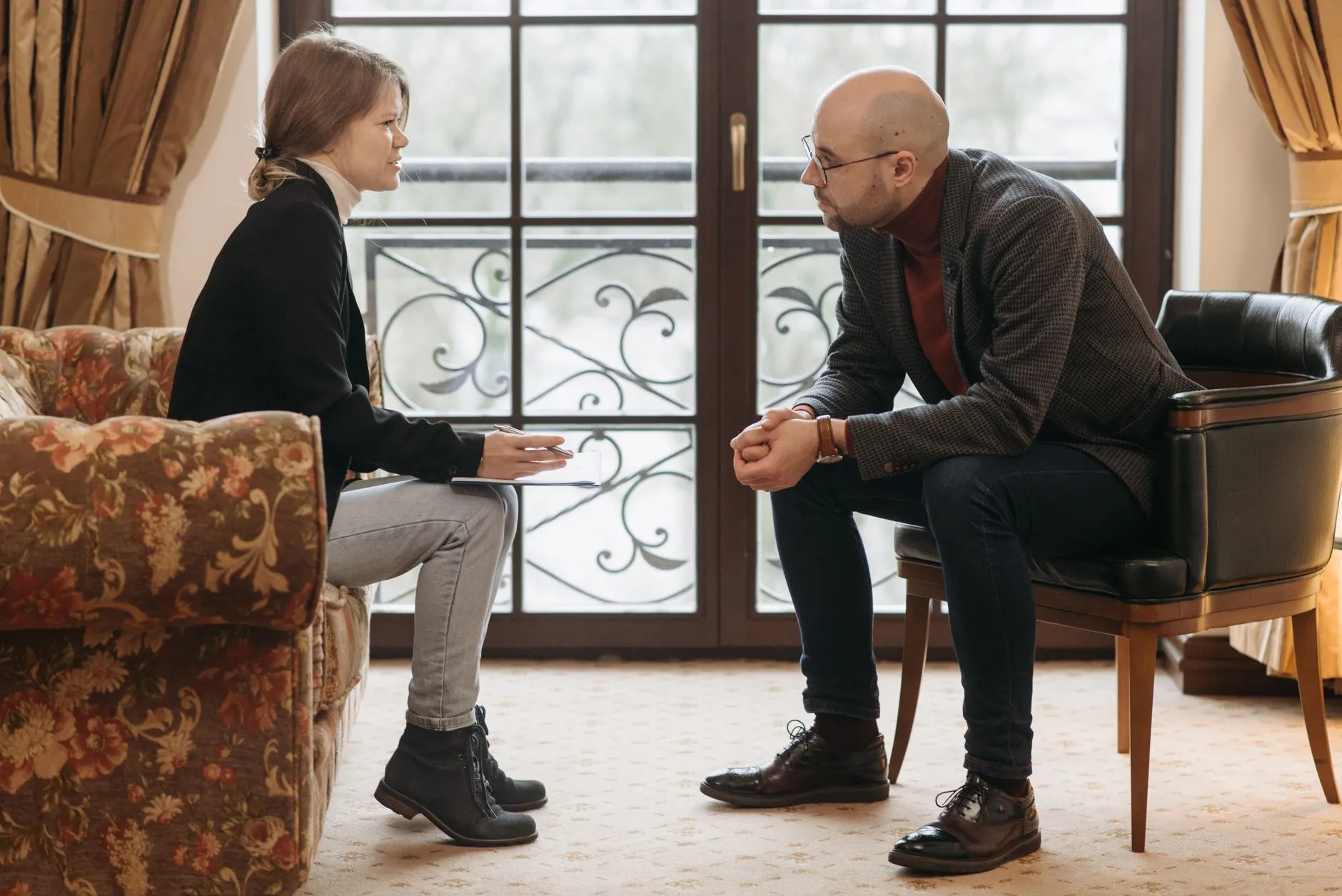 Psicólogo entrevistando a una paciente en el consultorio como parte del proceso diagnóstico.