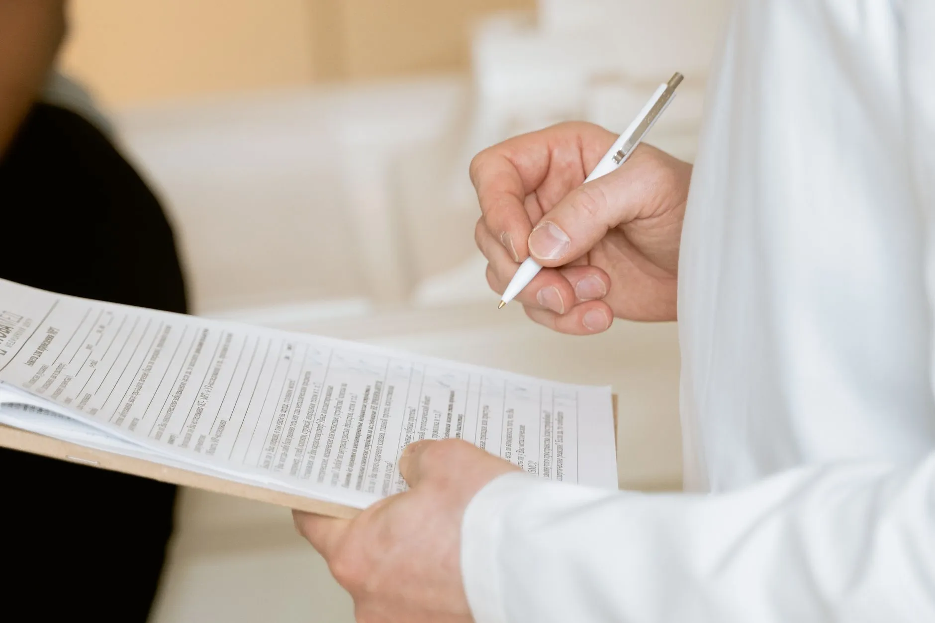 Formulario clínico siendo llenado a mano como parte del registro del diagnóstico.