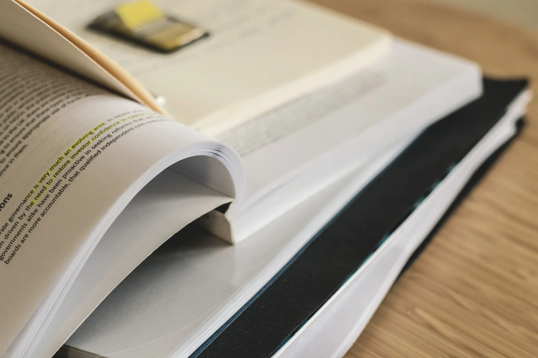 Manual de referencia clínica abierto sobre un escritorio, usado como apoyo diagnóstico.
