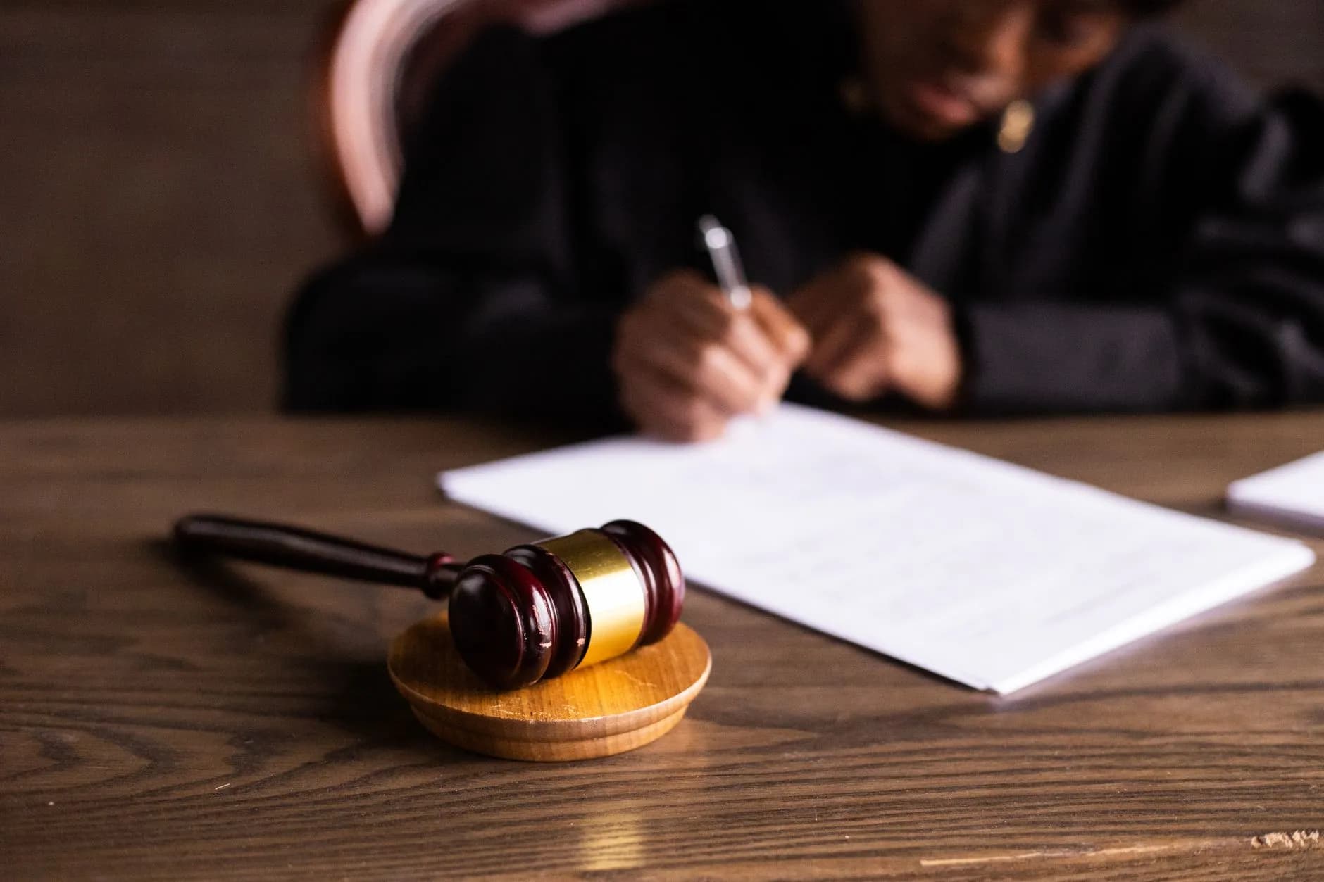 Documentos y mazo judicial que ilustran para qué sirve un dictamen psicológico.