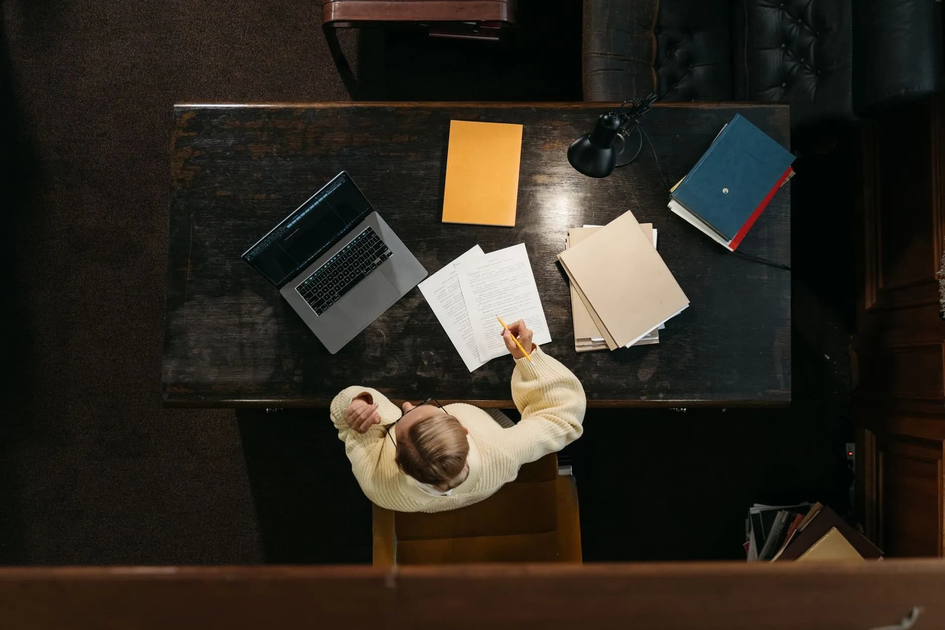 Perito en psicología elaborando un dictamen psicológico sobre su escritorio.