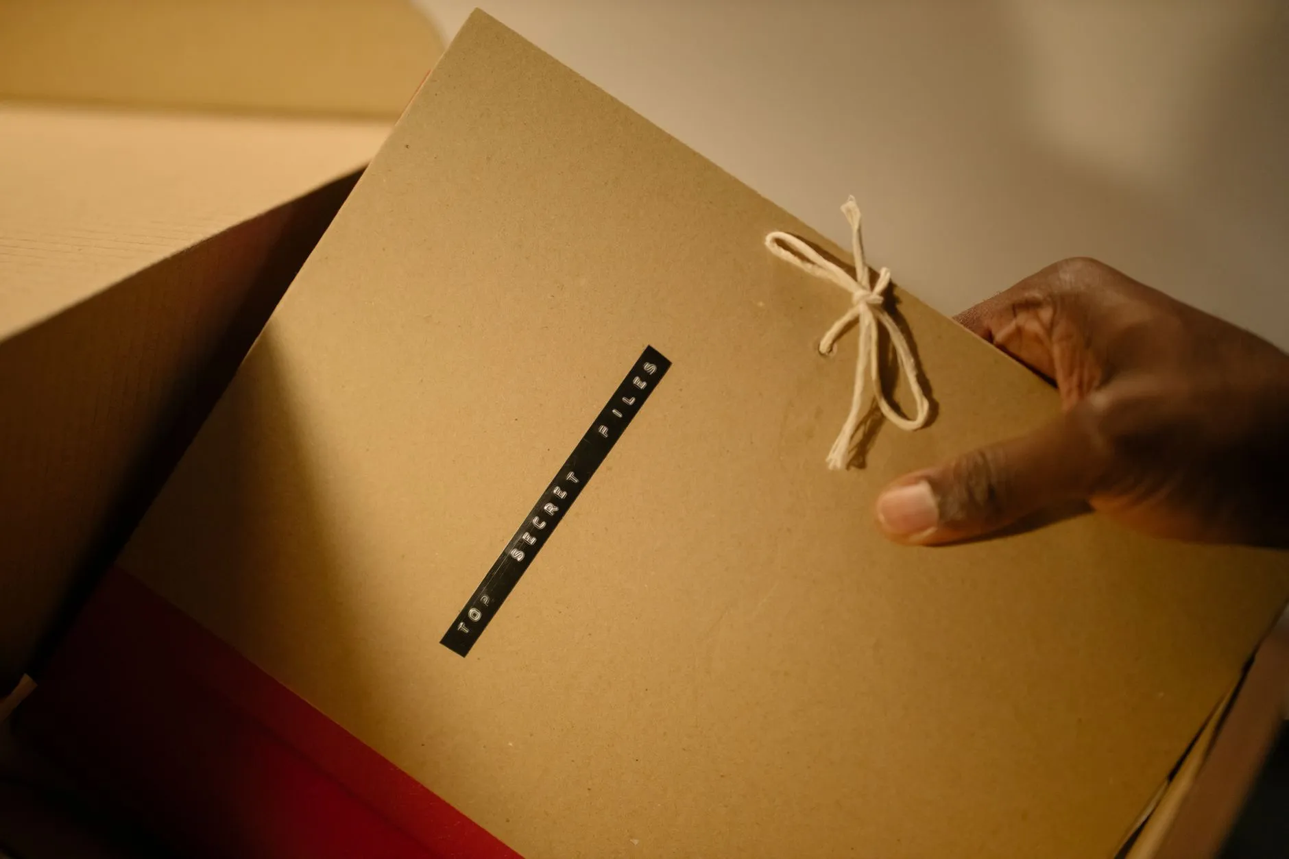 Carpeta de documentos confidenciales resguardada, símbolo del secreto profesional del psicólogo.