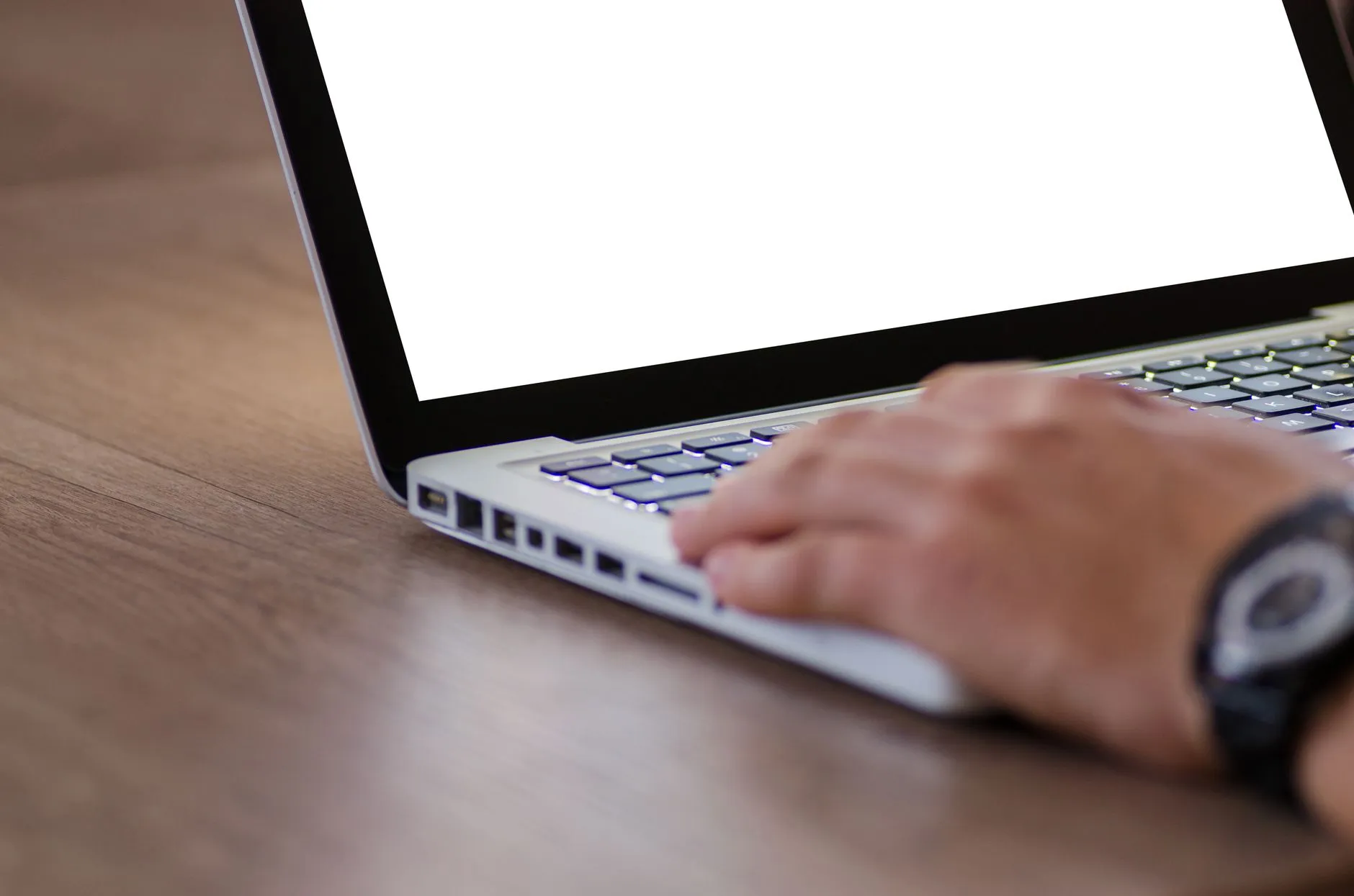 Mano escribe en una laptop un ejemplo de examen mental psicológico redactado.
