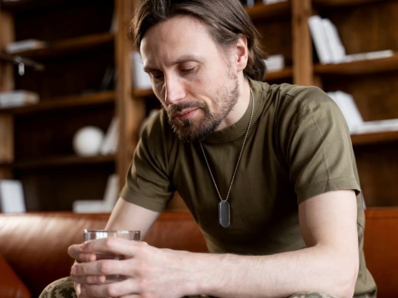 Hombre triste sostiene vaso