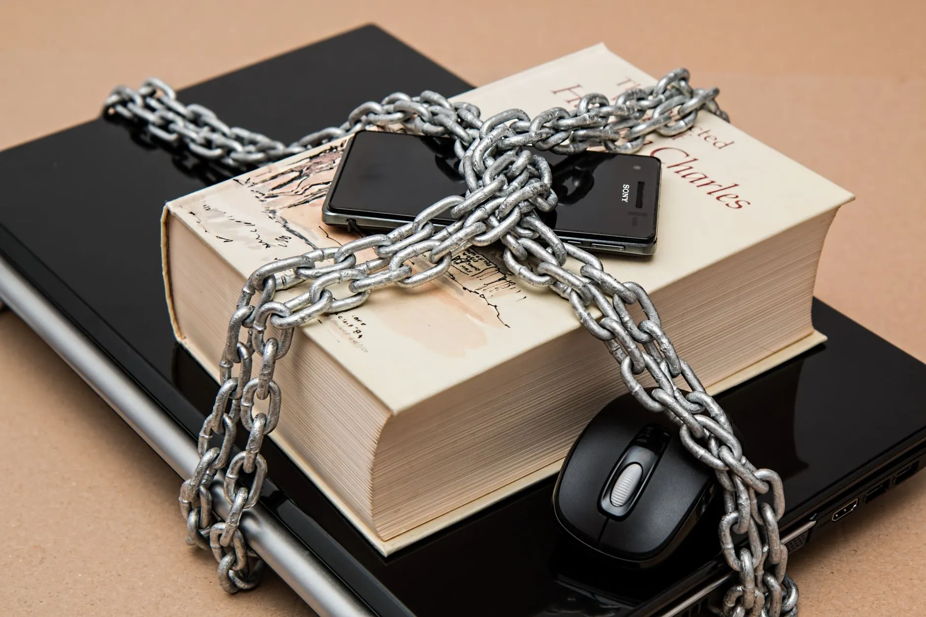 Candado de seguridad digital sobre una laptop, en referencia a los requisitos de la NOM-024.