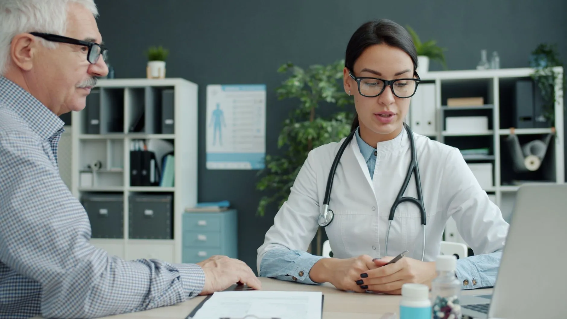 Consulta médica que ilustra la diferencia entre psicología clínica y psiquiatría.