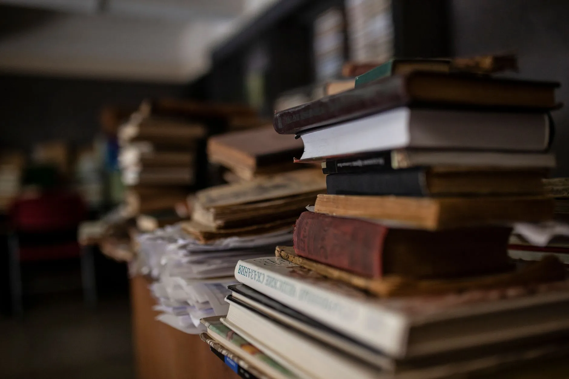 Libros de psicología clínica apilados sobre un escritorio de consultorio.