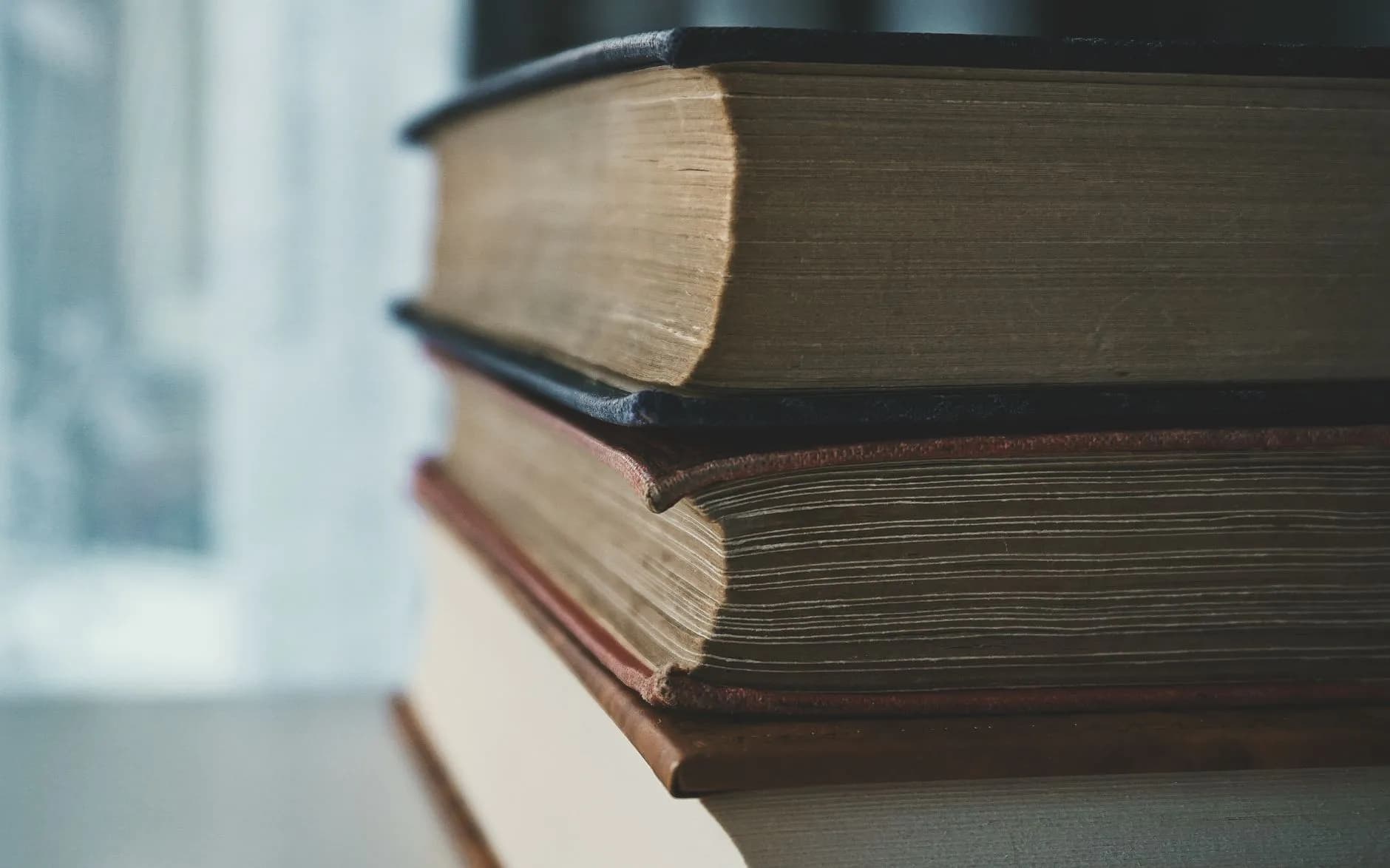 Libro antiguo abierto que evoca la historia de la psicología clínica.