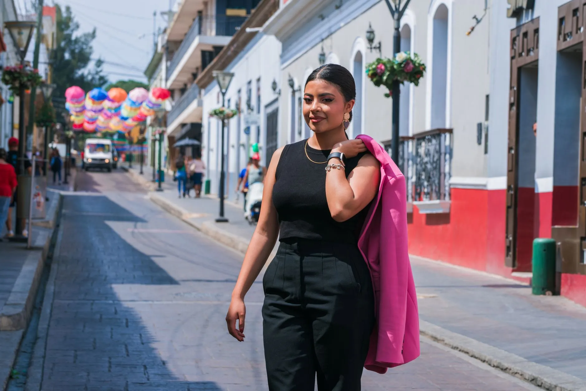 Profesional caminando por una calle de la Ciudad de México, contexto real donde se ejercen las ramas de la psicología.