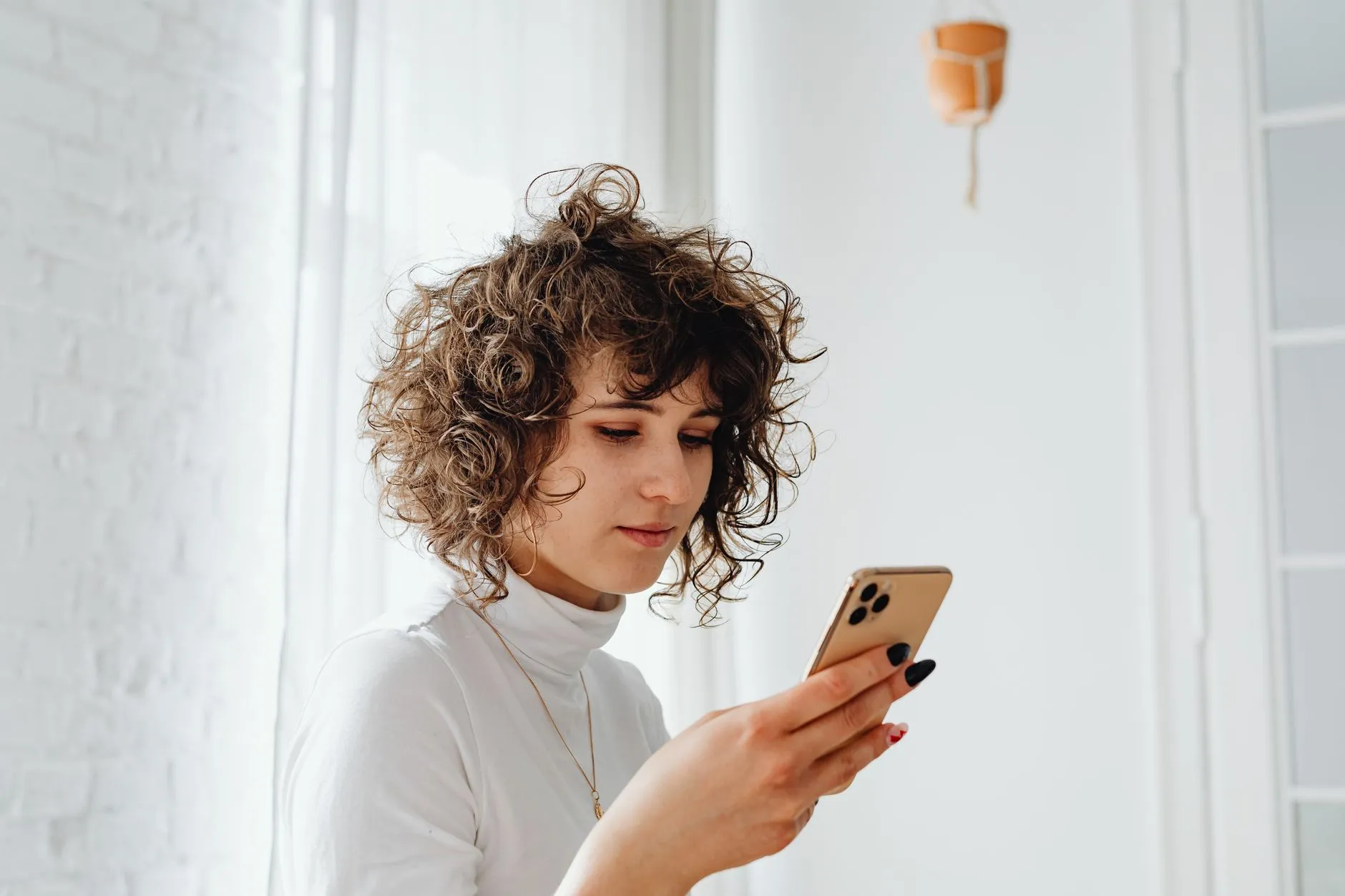 Mujer sonriendo mientras lee un mensaje de recordatorio de cita en su celular.