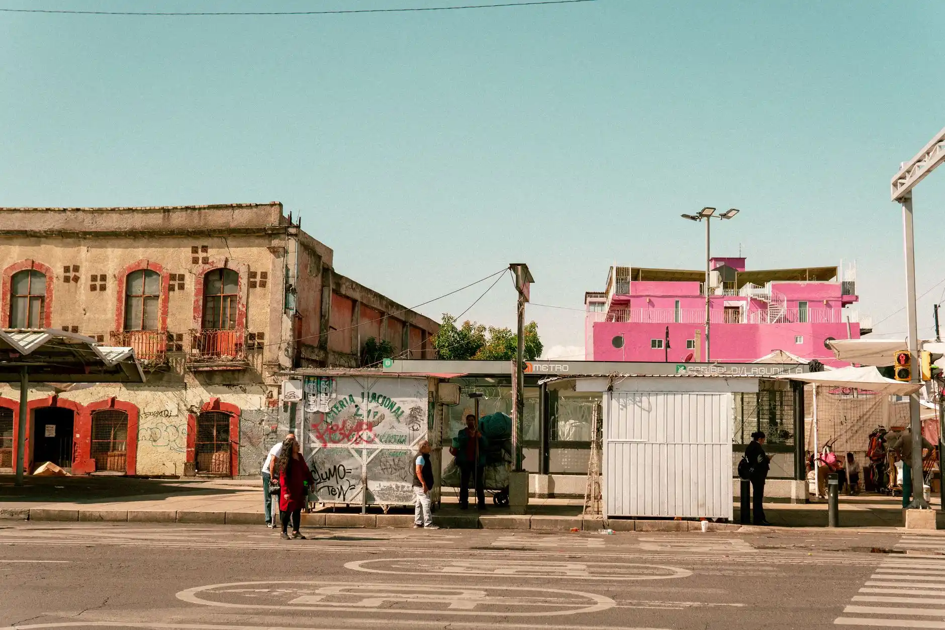 Calle concurrida en México, contexto de la prevalencia de los trastornos psicológicos.