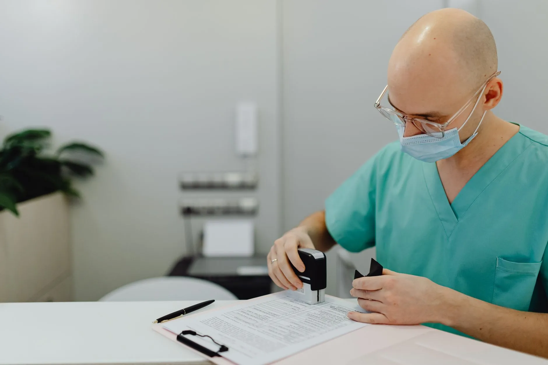 Profesional registrando el diagnóstico de un trastorno psicológico en el expediente clínico.