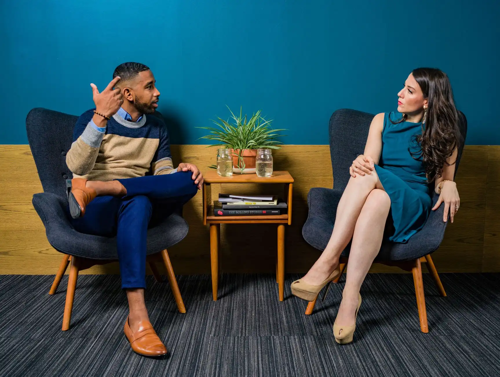 Dos personas conversando en sesión, tratamiento de los trastornos psicológicos.