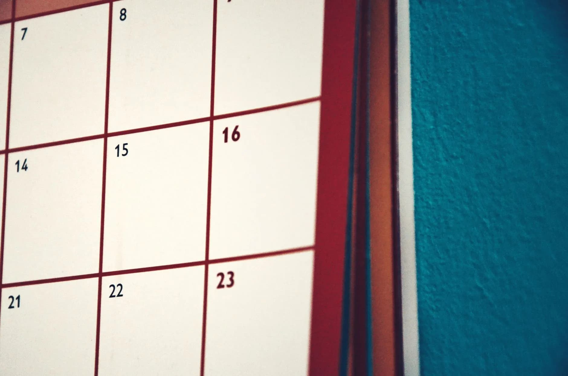 Calendario de pared con semanas marcadas, como la duración estimada de un tratamiento psicológico.