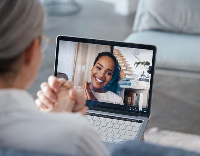 Mujer en terapia online
